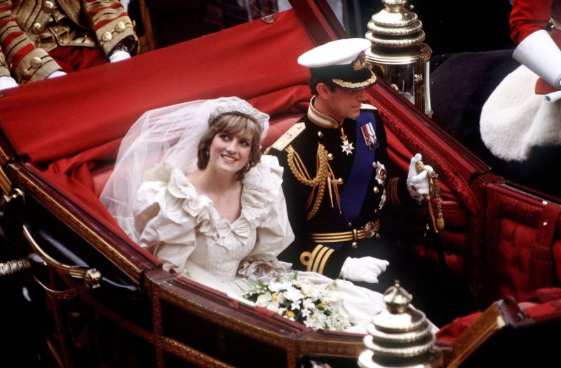 Arquivo:The-prince-and-princess-of-wales-return-to-buckingham-news-photo-73399877-1564479387.jpg